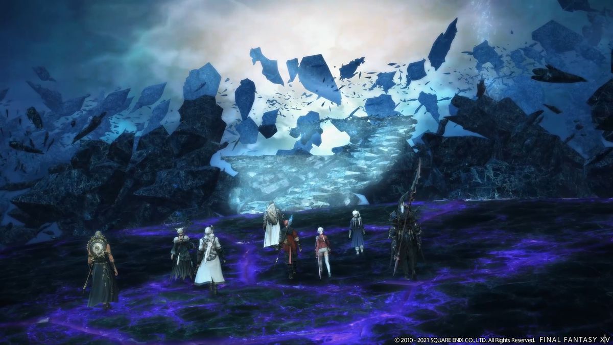 《最终幻想 14：终局行者》中的一群角色并肩站立，凝视着蔚蓝、空灵的深渊