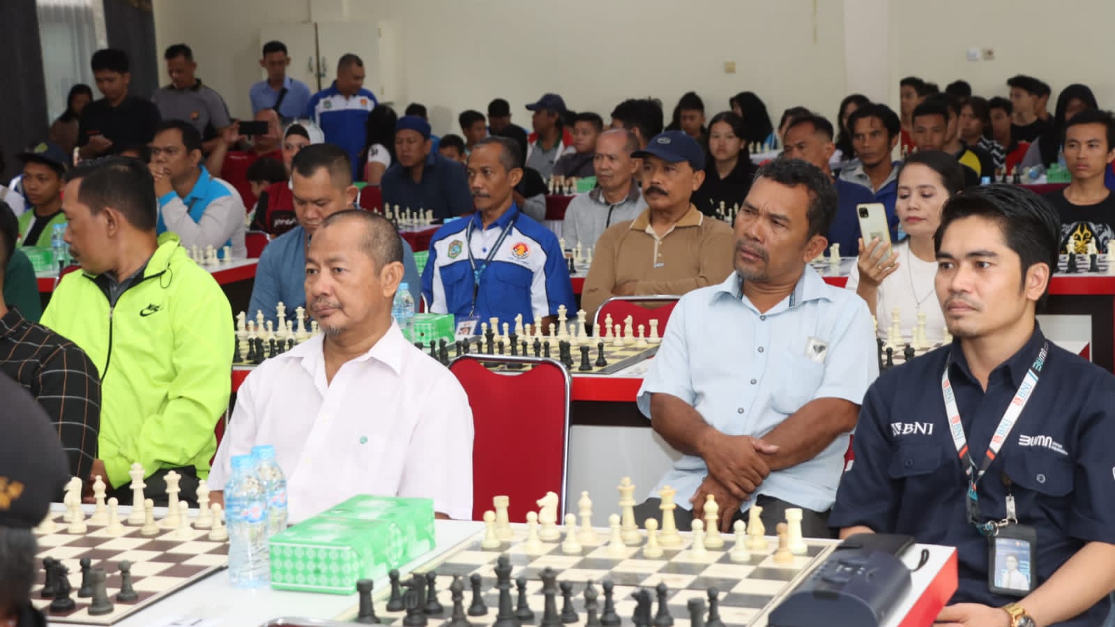 Sekadau 警察局长为所有年龄段的人举办国际象棋锦标赛，庆祝第 78 届 Bhayangkara 日 - 来源：Suarakalbar.co.id