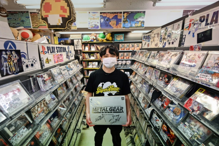 2024 年 6 月 18 日，高村先生在东京秋叶原区的复古游戏商店“Super Potato”展示《合金装备》视频游戏的签名盒（法新社/理查德·A·布鲁克斯）